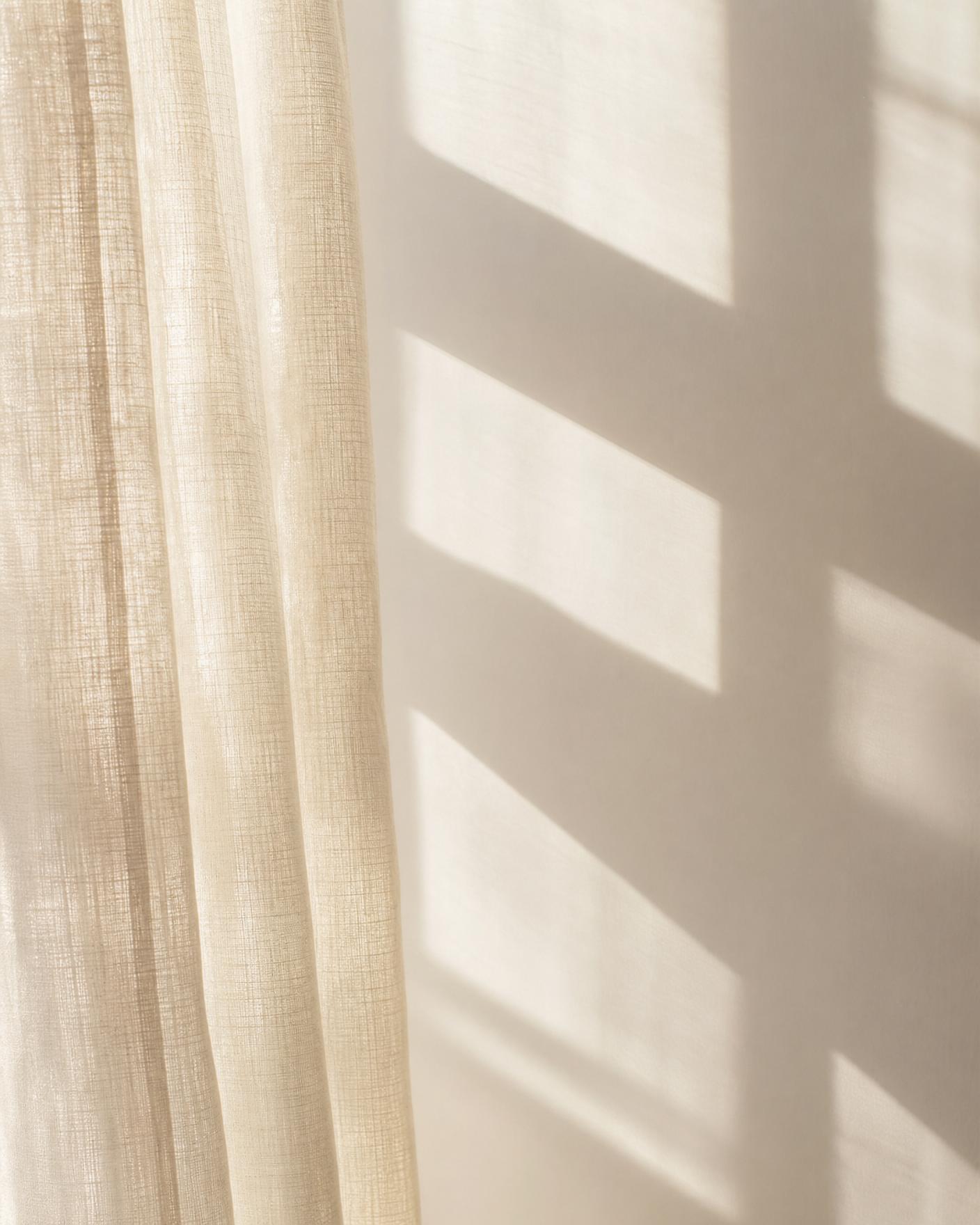 Luce naturale filtrata da una tenda di lino